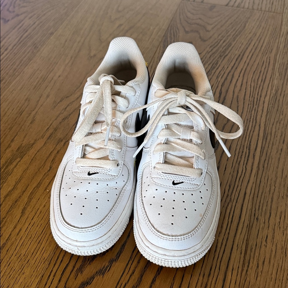 Nike Kids Air Force 1LV8 size 5Y - Picture 2 of 8